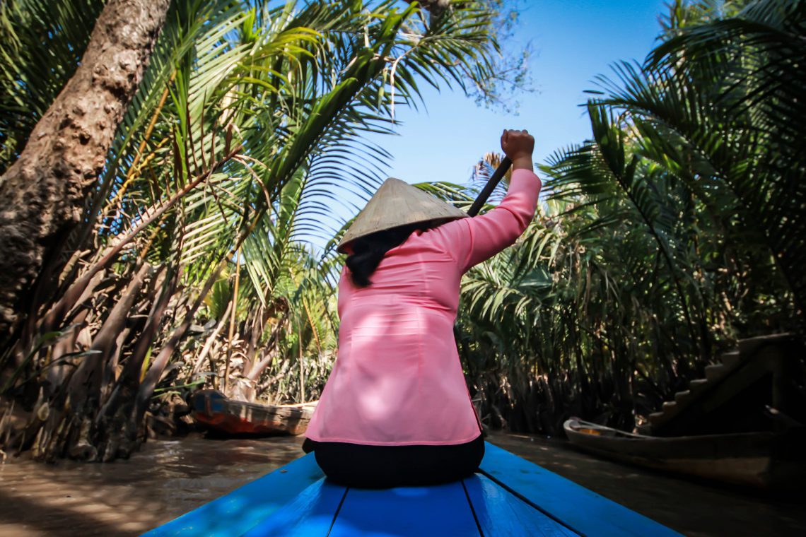 frau-in-ruderboot-mekong-fluss-vietnam
