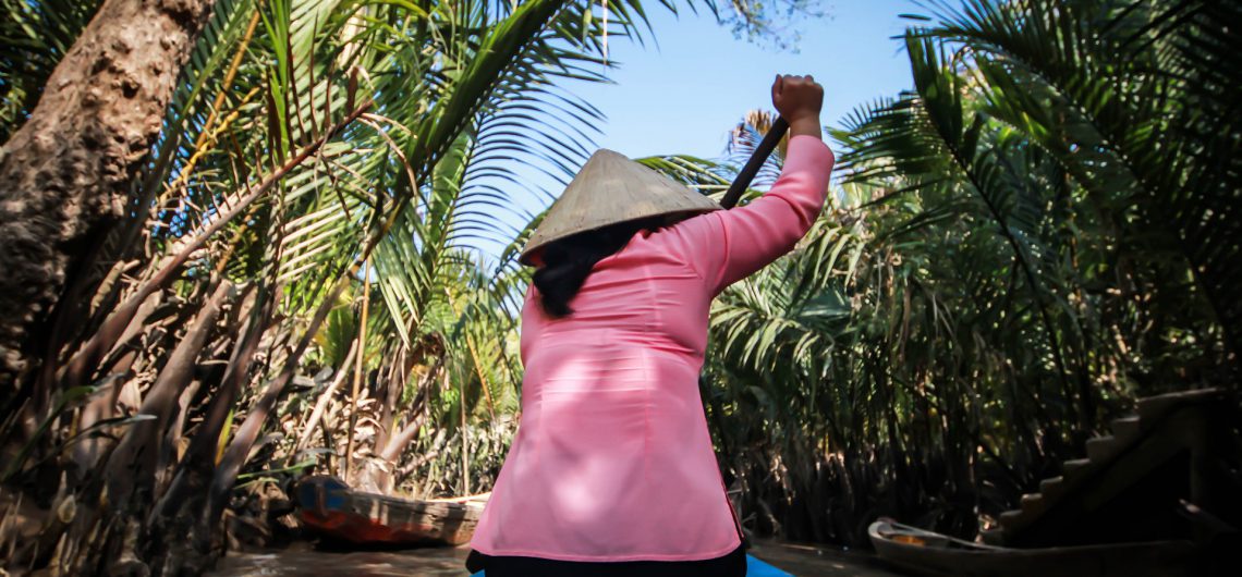 frau-in-ruderboot-mekong-fluss-vietnam