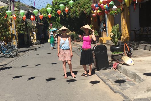 Vietnam, Asien, Südostasien, Citytour, Bummel, Rundreise, Kleingruppe, junge Leute, Backpacker, Hoi An, Lampions, Spitzhut, Sonnenbrille, Sonne, Abenteuer