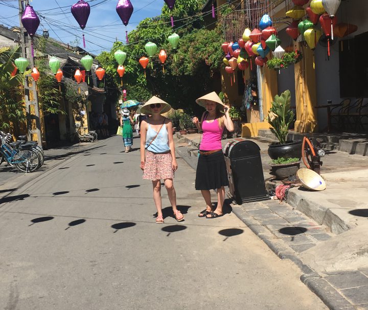 Vietnam, Asien, Südostasien, Citytour, Bummel, Rundreise, Kleingruppe, junge Leute, Backpacker, Hoi An, Lampions, Spitzhut, Sonnenbrille, Sonne, Abenteuer