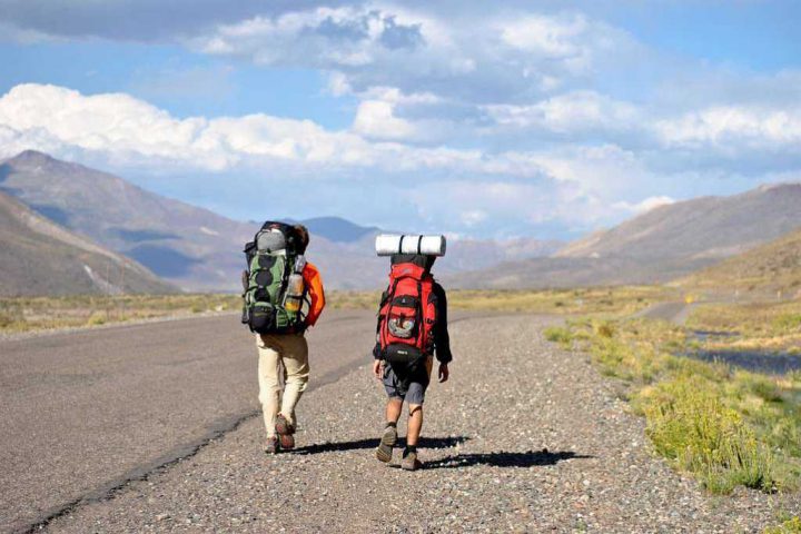 Backpacker Tourist jung Strasse