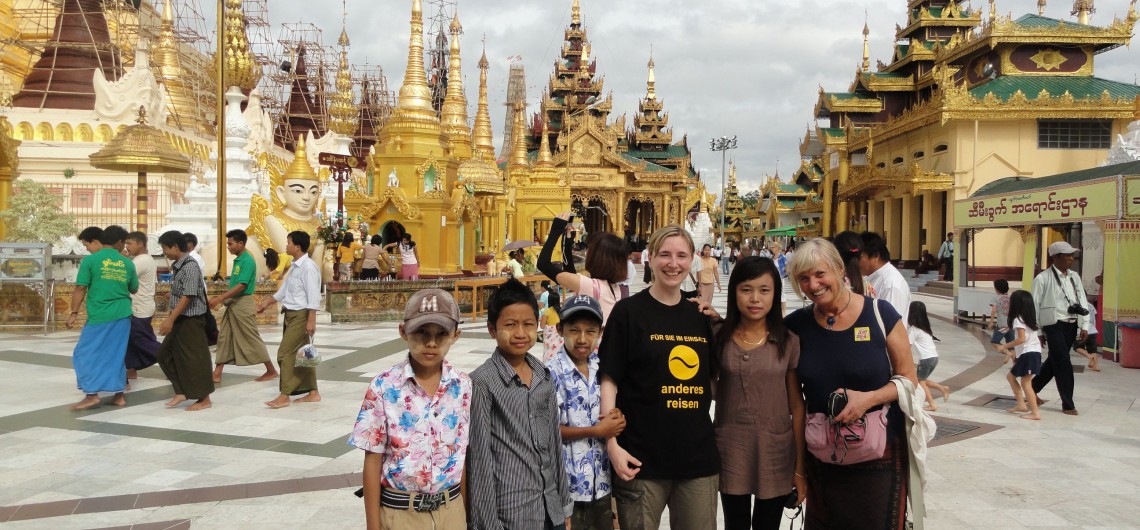 Annette-Hlawatsch-vor-der-Shwedagon-Pagode-in-Myanmar