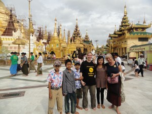 Annette-Hlawatsch-vor-der-Shwedagon-Pagode-in-Myanmar