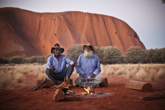aboriginies am lagerfeuer ayers rock australien