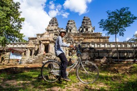 fahrradfairer-vor-angkor-wat-kambodscha